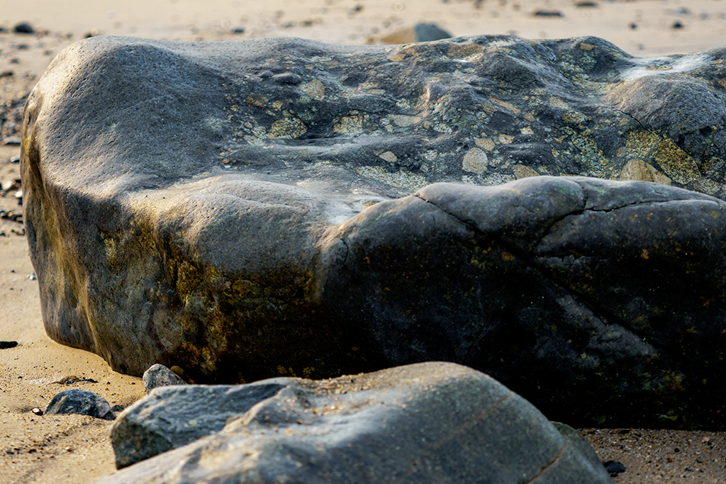 福正沙灘的潮間帶可看到擄獲岩的蹤影