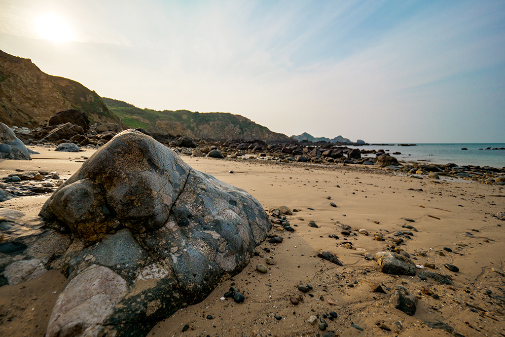 福正沙灘可以看到許多礁岩