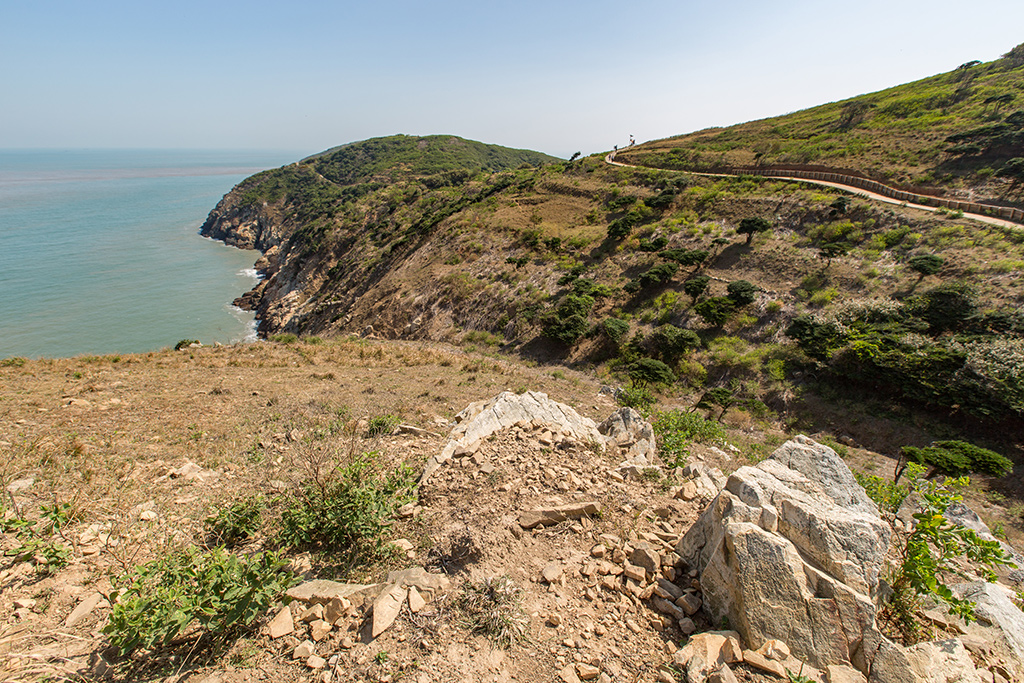 花岡岩海岸的海蝕溝及海蝕洞等地形景觀